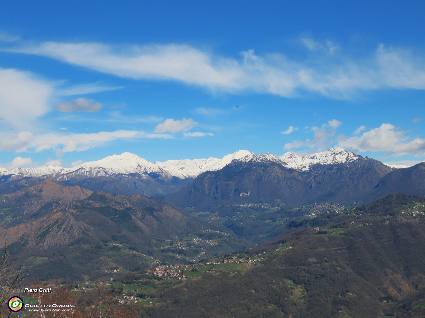 47 Vista verso la Valle Serina con Menna, Arera, Alben.JPG